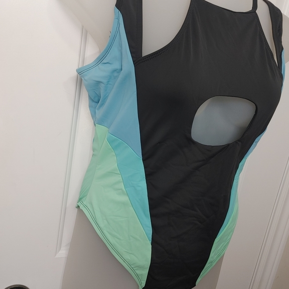 Plus size one piece swimsuit - Picture 3 of 5